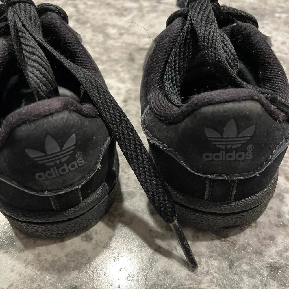 Adidas toddler size 5 black tennis shoe